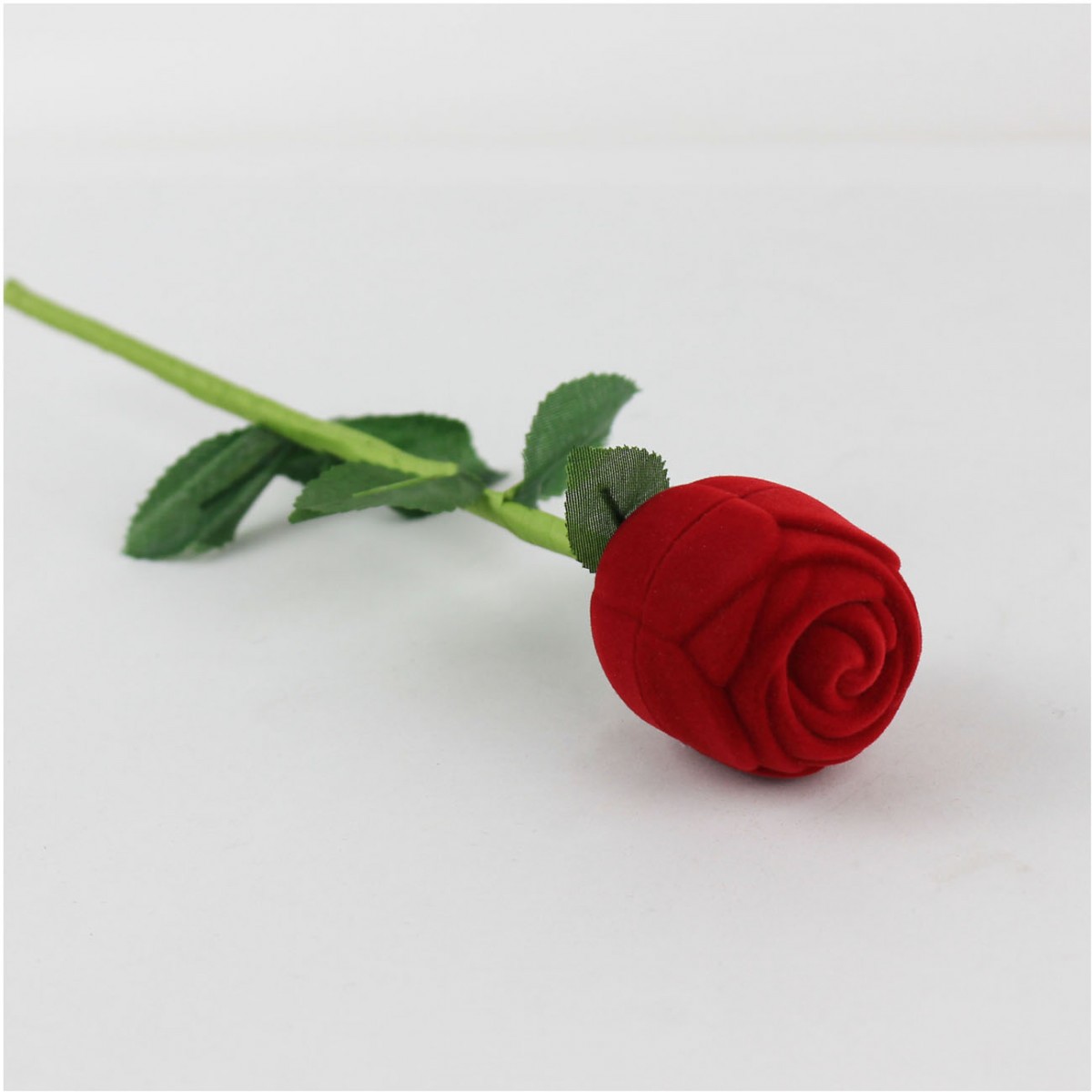 Kadife Saplı Gül Yüzük Kutusu Kadife Saplı Gül Yüzük Kutusu